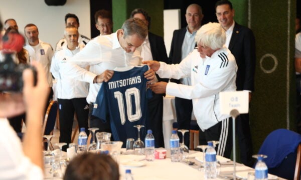 Κυριάκος Μητσοτάκης στην Εθνική Ελλάδος: Ο Γιοβάνοβιτς του έδωσε τη φανέλα με το 10 – ΒΙΝΤΕΟ – ΦΩΤΟ