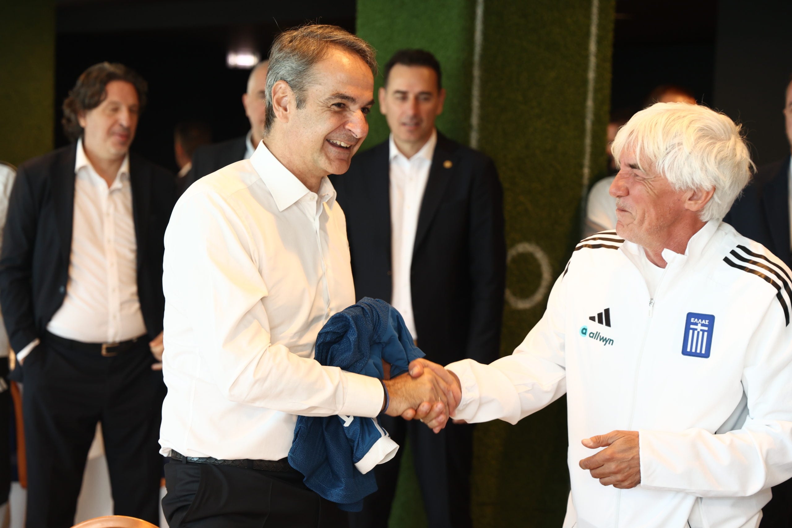 Κυριάκος Μητσοτάκης στην Εθνική Ελλάδος: Ο Γιοβάνοβιτς του έδωσε τη φανέλα με το 10 – ΒΙΝΤΕΟ – ΦΩΤΟ 17 ΜΗΤΣΟΤΑΚΗΣ ΓΙΟΒΑΝΟΒΙΤΣ