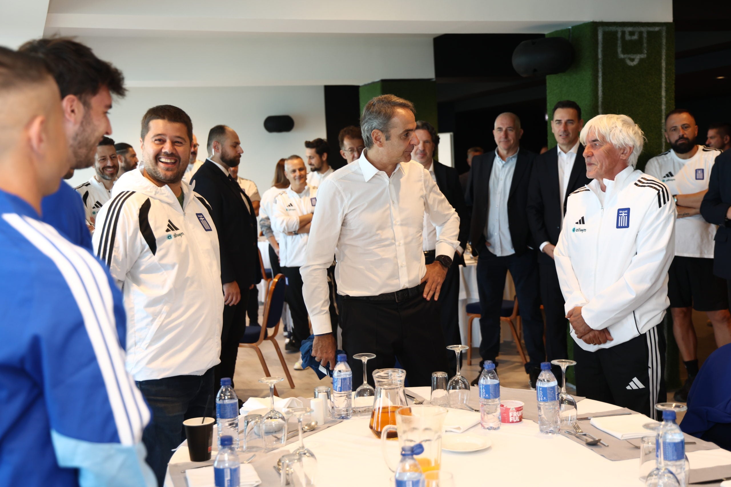 Κυριάκος Μητσοτάκης στην Εθνική Ελλάδος: Ο Γιοβάνοβιτς του έδωσε τη φανέλα με το 10 – ΒΙΝΤΕΟ – ΦΩΤΟ 15 ΜΗΤΣΟΤΑΚΗΣ ΓΙΟΒΑΝΟΒΙΤΣ