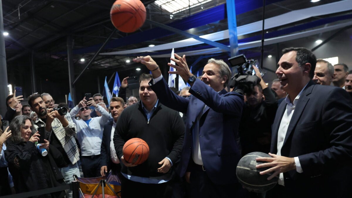 Μητσοτάκης στα 52 χρόνια της ΝΔ: Έπαιξε μπάσκετ και έγραψε μήνυμα για «πρόοδο και ελπίδα» – ΦΩΤΟ 8 Μητσοτάκης στα 52 χρόνια της ΝΔ: Έπαιξε μπάσκετ και έγραψε μήνυμα για «πρόοδο και ελπίδα» – ΦΩΤΟ