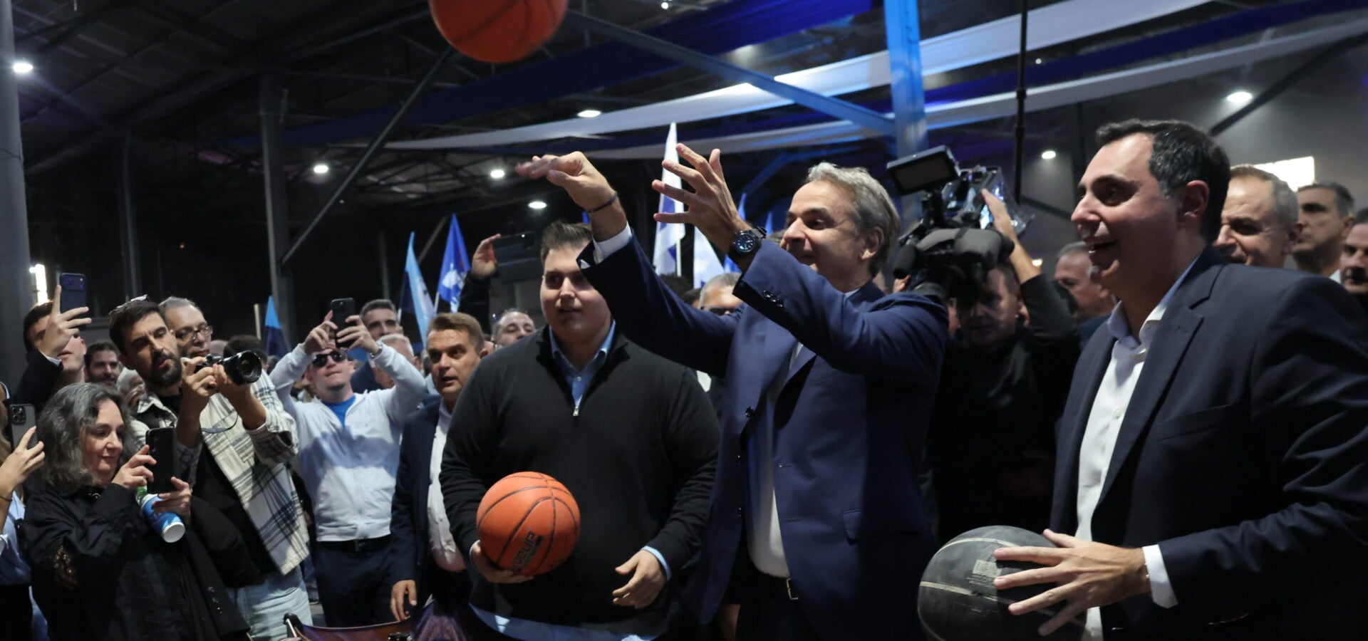 Μητσοτάκης στα 52 χρόνια της ΝΔ: Έπαιξε μπάσκετ και έγραψε μήνυμα για «πρόοδο και ελπίδα» – ΦΩΤΟ