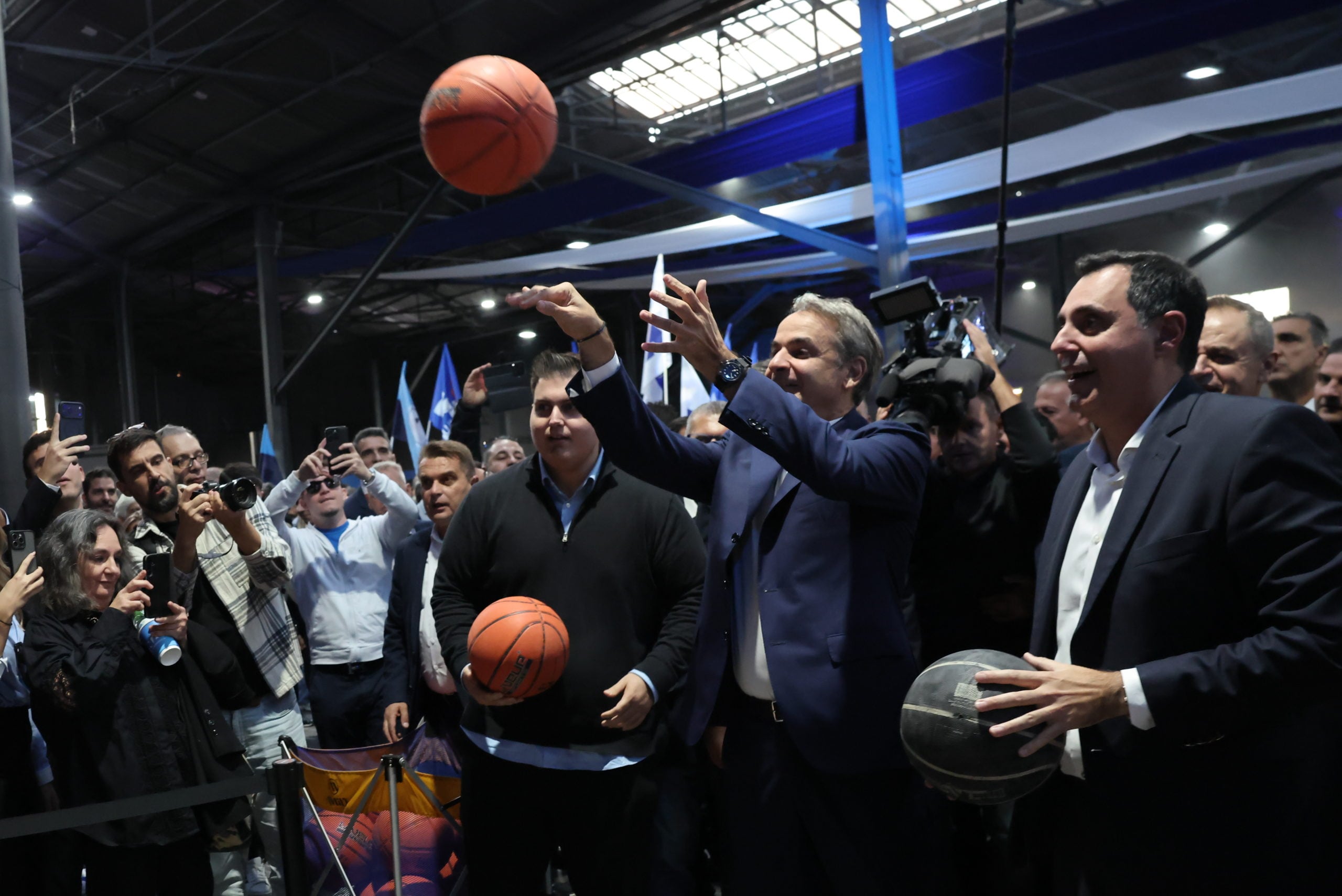 Μητσοτάκης στα 52 χρόνια της ΝΔ: Έπαιξε μπάσκετ και έγραψε μήνυμα για «πρόοδο και ελπίδα» – ΦΩΤΟ
