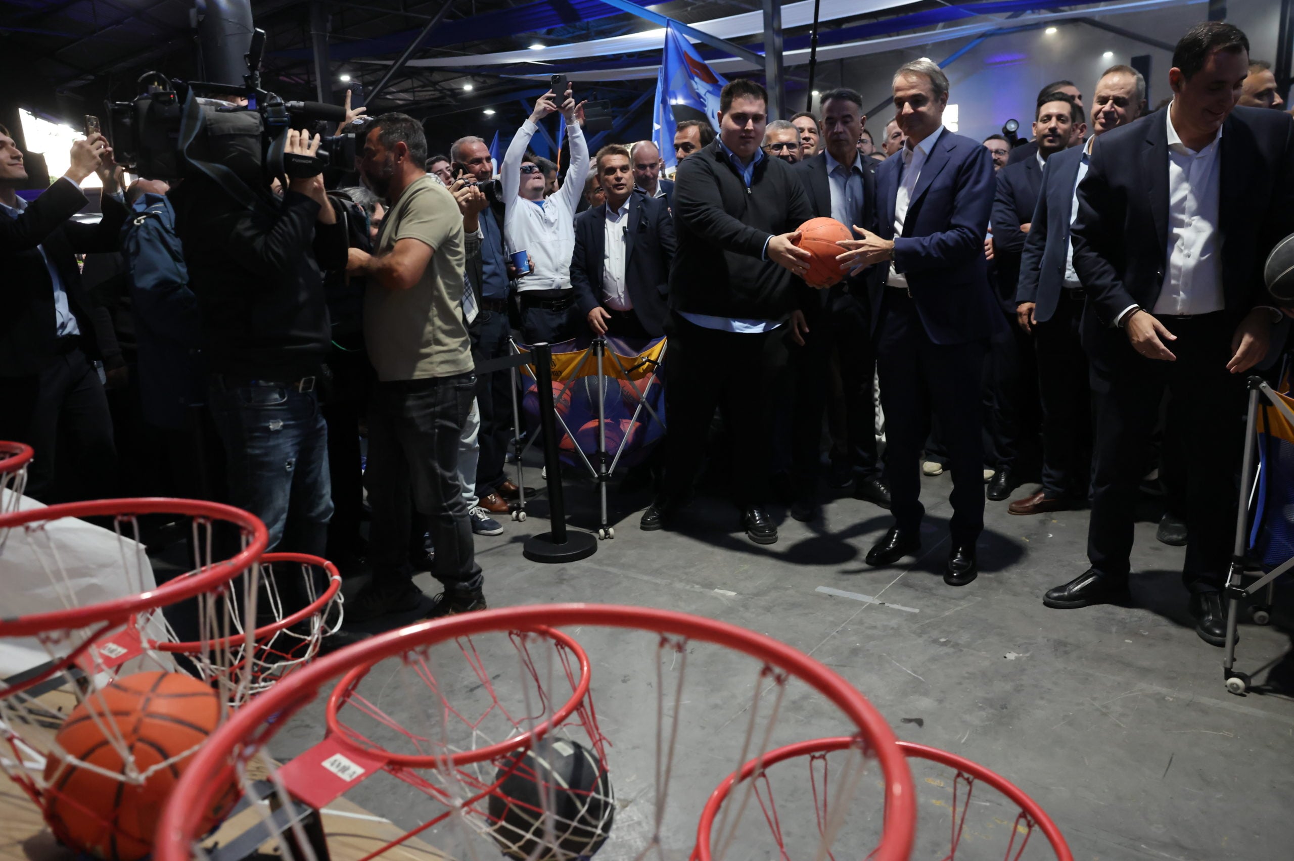 Μητσοτάκης στα 52 χρόνια της ΝΔ: Έπαιξε μπάσκετ και έγραψε μήνυμα για «πρόοδο και ελπίδα» – ΦΩΤΟ 15 Κυριάκος Μητσοτάκης, Νέα Δημοκρατία, εκδήλωση, 52 χρόνια