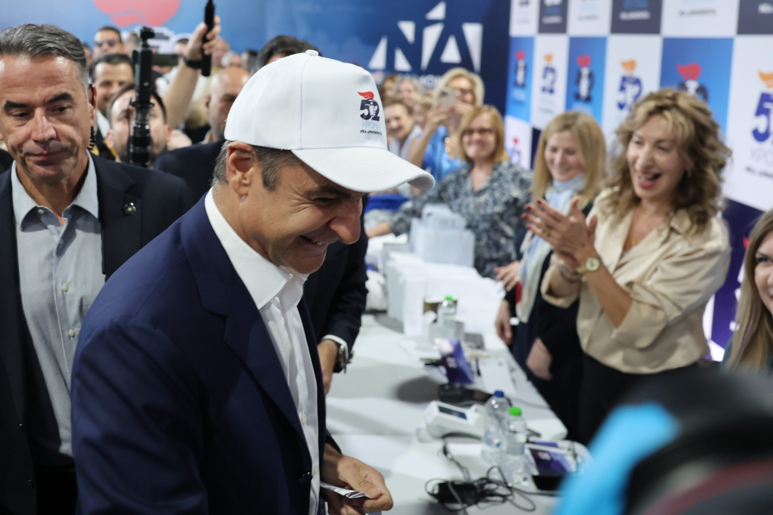 Μητσοτάκης στα 52 χρόνια της ΝΔ: Έπαιξε μπάσκετ και έγραψε μήνυμα για «πρόοδο και ελπίδα» – ΦΩΤΟ 17 Κυριάκος Μητσοτάκης, Νέα Δημοκρατία, εκδήλωση, 52 χρόνια