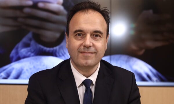 Παπαστεργίου: Πώς θα ελέγχεται η ηλικία για το όριο των 15 ετών στα social media και τι πρέπει να κάνουν οι γονείς