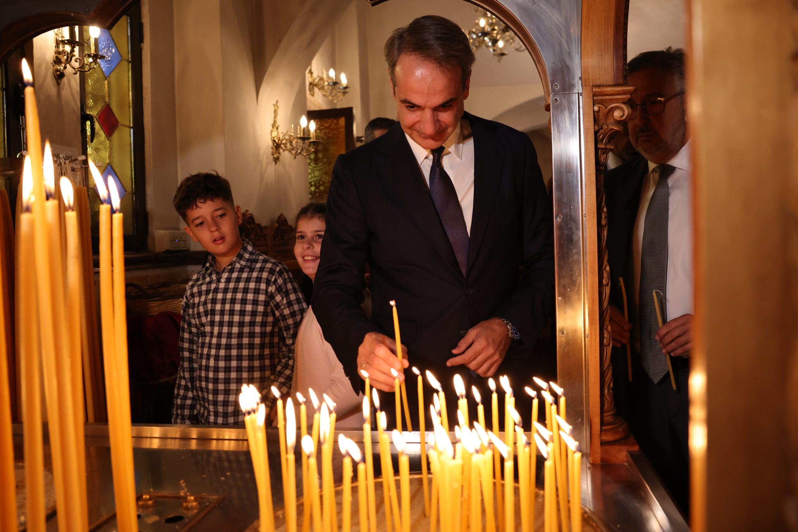 Ο Κυριάκος Μητσοτάκης βρέθηκε στον Άγιο Δημήτριο πριν αναχωρήσει για Κιλκίς και Θεσσαλονίκη – Τι είπε ο Αρχιεπίσκοπος Αυστραλίας για τη Μονή Σινά