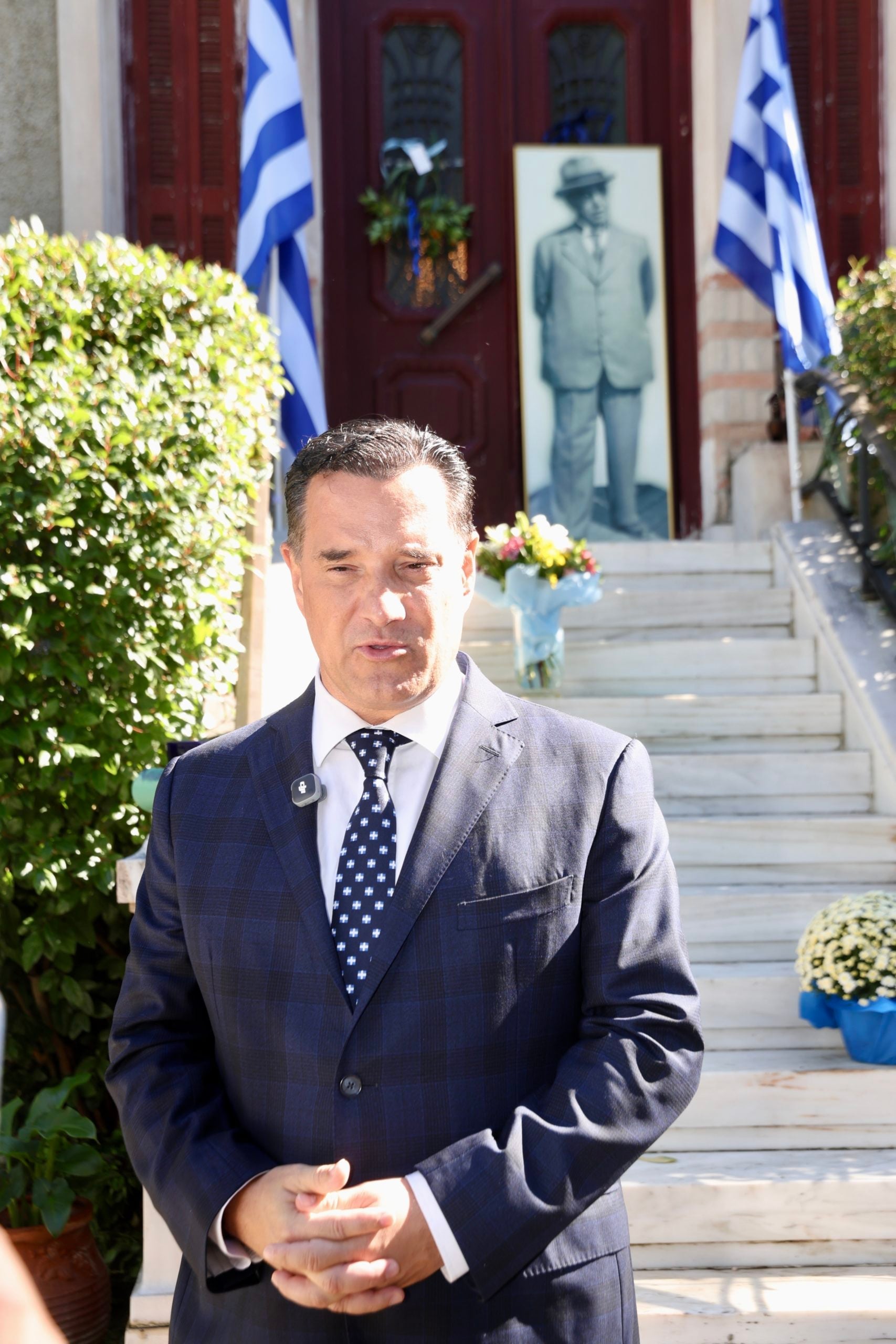 Οι selfies του Μητσοτάκη με παιδιά «γαλάζιων» βουλευτών, η ατάκα Τζιτζικώστα για Δένδια, το μπάσκετ Ανδρουλάκη και οι μεταγραφές στην ΕΛΑΣ