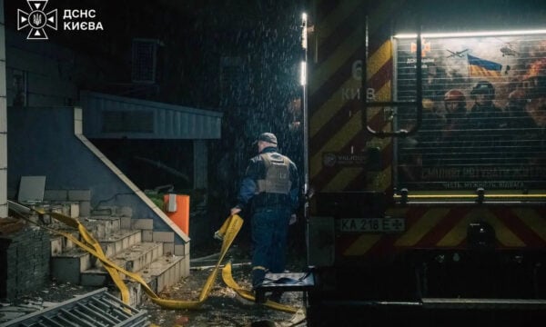 Κίεβο: Τρία κύματα ρωσικών πυραύλων μέσα στη νύχτα – Μία νεκρή, τραυματίες και ζημιές σε πολυκατοικίες