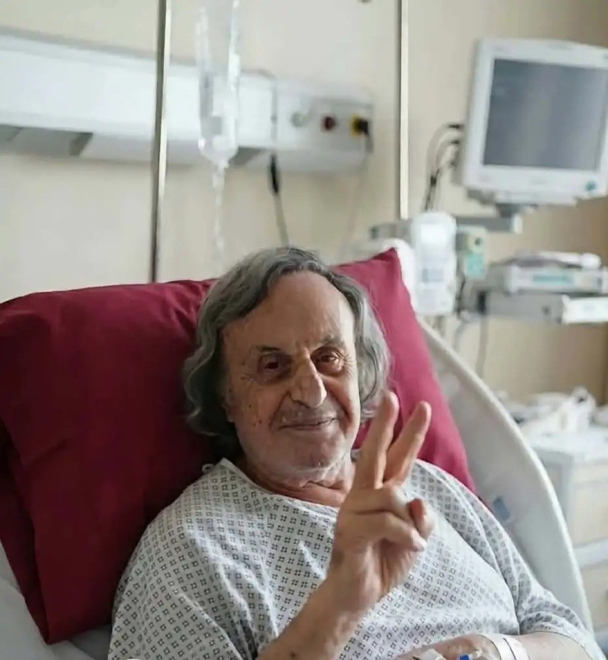 Ελένη Ράντου: Οργή για την AI φωτογραφία του Βασίλη Παπακωνσταντίνου – «Κερδίσατε ένα κλικ στη χυδαιότητα» 7 AI Βασίλης Παπακωνσταντίνου