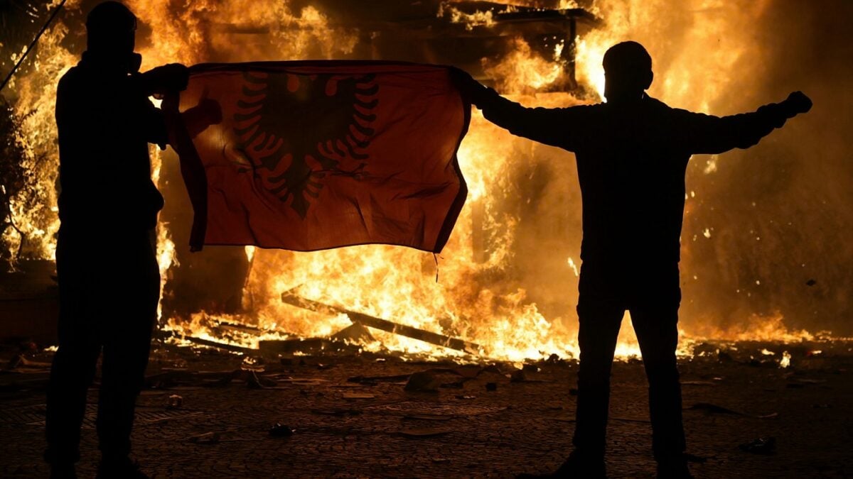 Τίρανα: Μολότοφ, καμένα κτίρια και δεκάδες τραυματίες – Ράμα: «Οι κυβερνήσεις αλλάζουν με εκλογές, όχι με επαναστάσεις» 5 Τίρανα: Μολότοφ, καμένα κτίρια και δεκάδες τραυματίες – Ράμα: «Οι κυβερνήσεις αλλάζουν με εκλογές, όχι με επαναστάσεις»