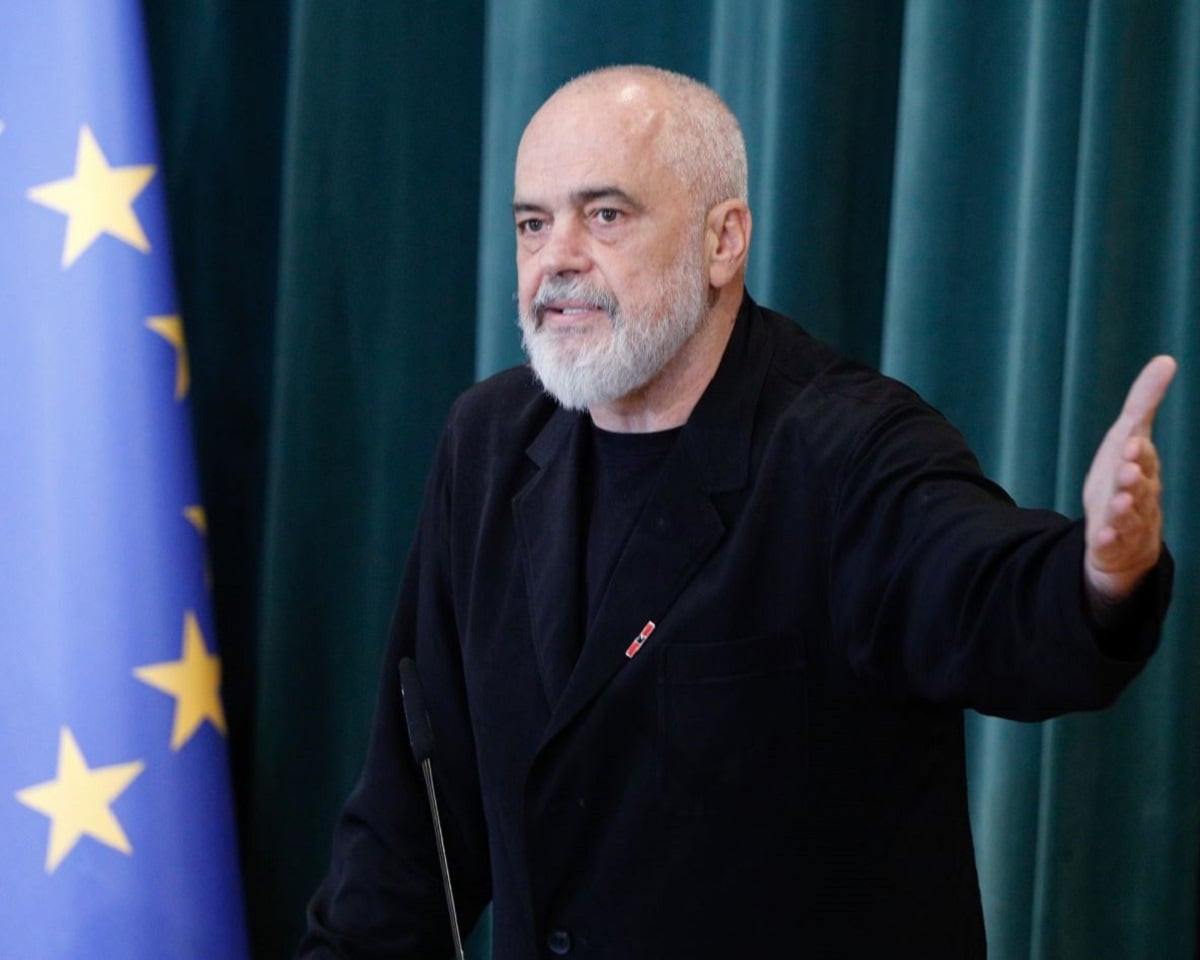 Τίρανα: Μολότοφ, καμένα κτίρια και δεκάδες τραυματίες – Ράμα: «Οι κυβερνήσεις αλλάζουν με εκλογές, όχι με επαναστάσεις» 10 Ο πρωθυπουργός της Αλβανίας, Έντι Ράμα, σε φωτογραφία από το καλοκαίρι του 2026. Ο Ράμα έχει δεσμευτεί να εξασφαλίσει την ένταξη της χώρας του στην Ευρωπαϊκή Ένωση έως το 2030. (Φωτογραφία: Malton Dibra/EPA)