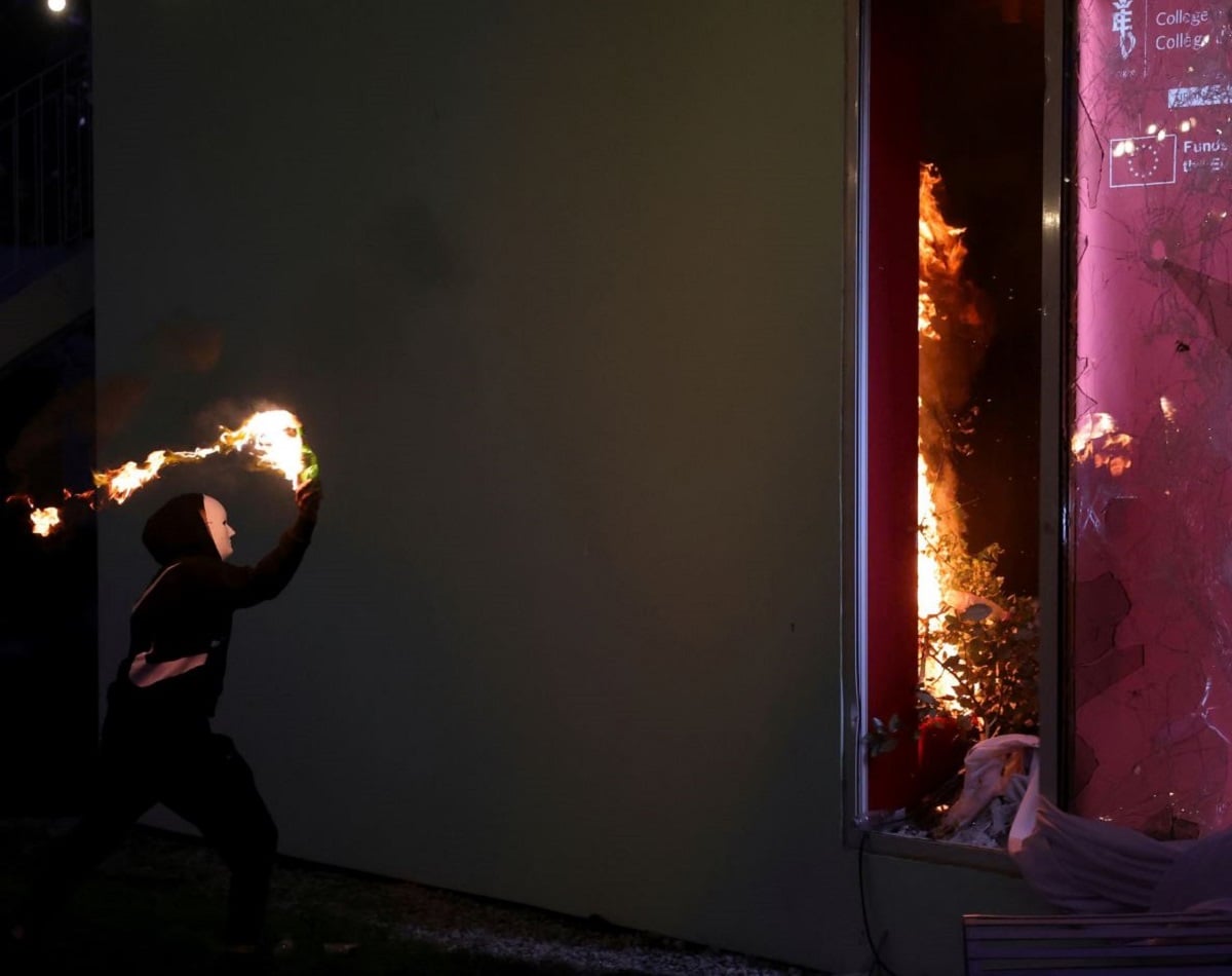 Τίρανα: Μολότοφ, καμένα κτίρια και δεκάδες τραυματίες – Ράμα: «Οι κυβερνήσεις αλλάζουν με εκλογές, όχι με επαναστάσεις» 11 Κουκουλοφόρος διαδηλωτής εκτοξεύει βόμβα μολότοφ εναντίον του κτιρίου του Κολεγίου της Ευρώπης στα Τίρανα της Αλβανίας, το βράδυ της Τετάρτης (14/10), κατά τη διάρκεια των αντικυβερνητικών επεισοδίων. (Φωτογραφία: Hameraldi Agolli/AP)