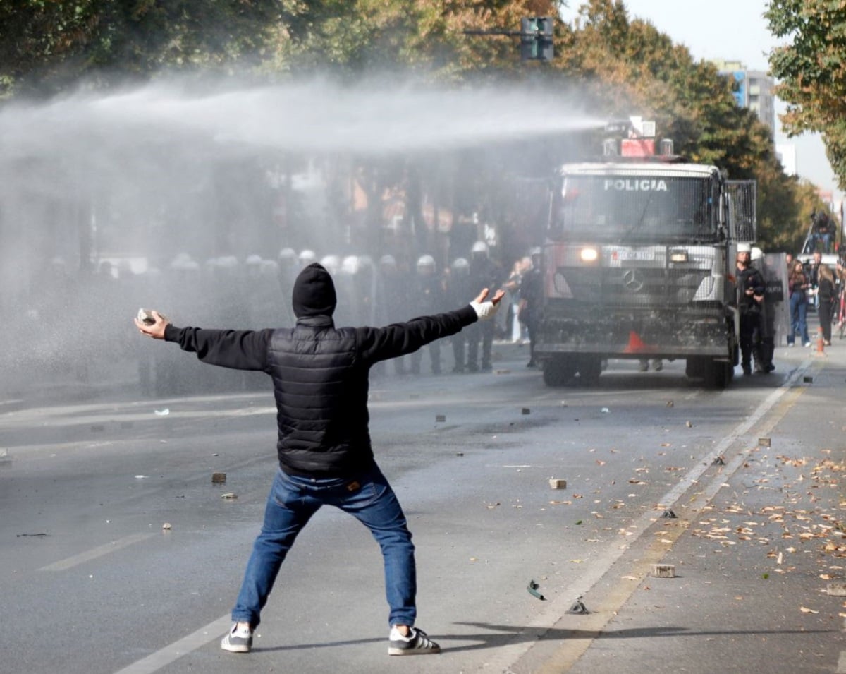 Τίρανα: Μολότοφ, καμένα κτίρια και δεκάδες τραυματίες – Ράμα: «Οι κυβερνήσεις αλλάζουν με εκλογές, όχι με επαναστάσεις» 12 Αστυνομικές δυνάμεις χρησιμοποιούν εκτοξευτήρες νερού και δακρυγόνα εναντίον διαδηλωτών στα Τίρανα, την Πέμπτη (15/10), καθώς κλιμακώνονται οι αντικυβερνητικές κινητοποιήσεις στην αλβανική πρωτεύουσα. (Φωτογραφία: Malton Dibra/EPA)