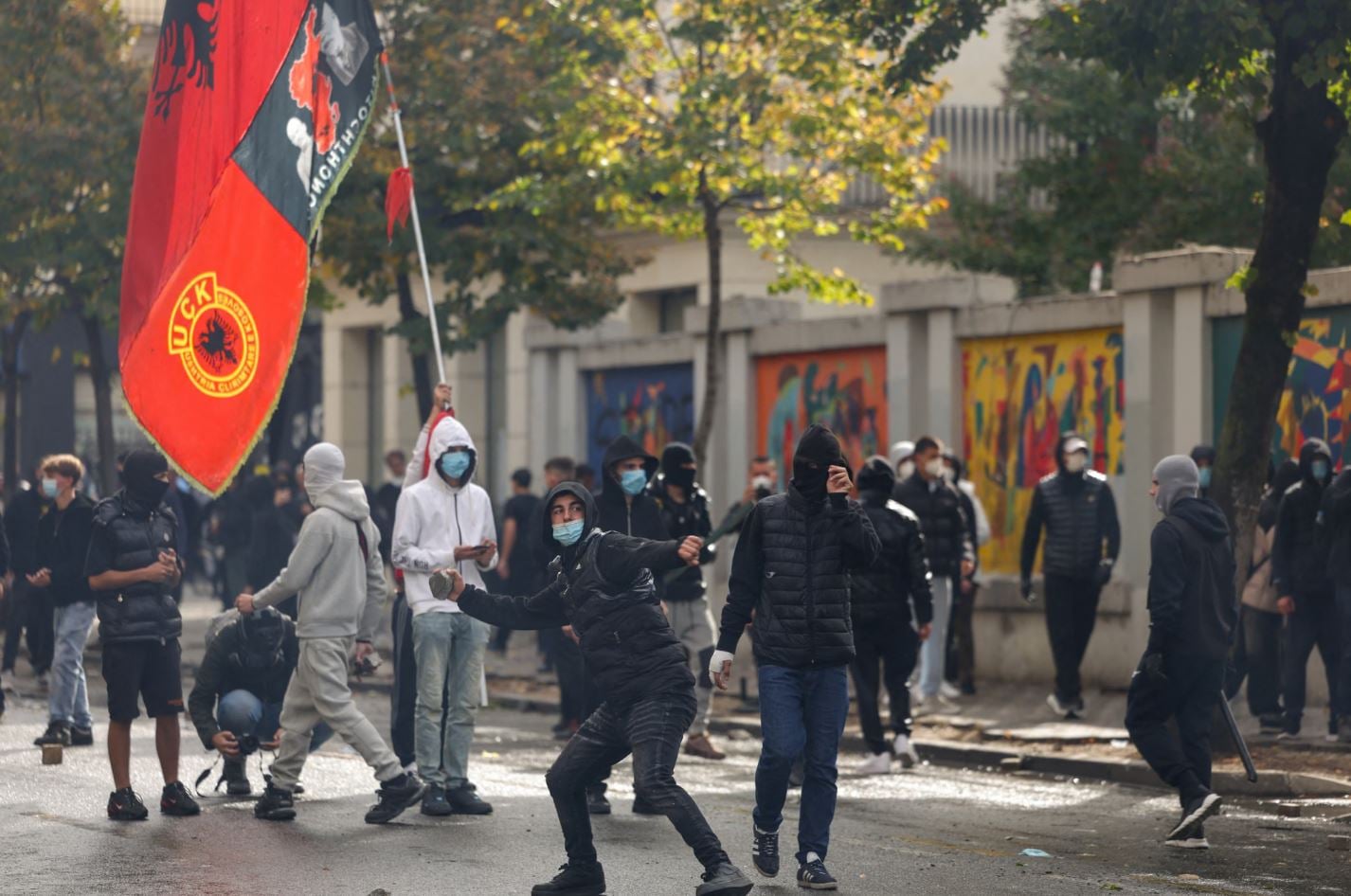 Τίρανα: Μολότοφ, καμένα κτίρια και δεκάδες τραυματίες – Ράμα: «Οι κυβερνήσεις αλλάζουν με εκλογές, όχι με επαναστάσεις» 13 Κουκουλοφόρος διαδηλωτής ετοιμάζεται να εκτοξεύσει αντικείμενο κατά τη διάρκεια των αντικυβερνητικών κινητοποιήσεων στα Τίρανα της Αλβανίας, με τη σημαία του UÇK (Απελευθερωτικού Στρατού του Κοσσυφοπεδίου) να κυματίζει πίσω του. (Φωτογραφία: Florion Goga/Reuters)
