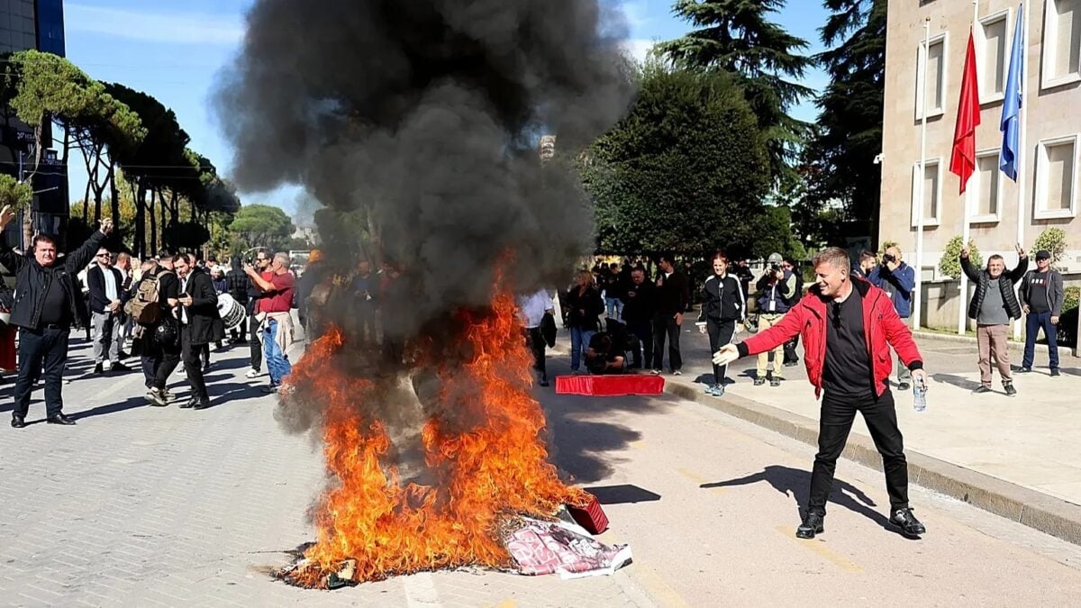 Αλβανία: Ξέσπασαν εκτεταμένα επεισόδια έξω από κυβερνητικά κτήρια στα Τίρανα – Η έκκληση του Έντι Ράμα 1 Αλβανία: Ξέσπασαν εκτεταμένα επεισόδια έξω από κυβερνητικά κτήρια στα Τίρανα – Η έκκληση του Έντι Ράμα
