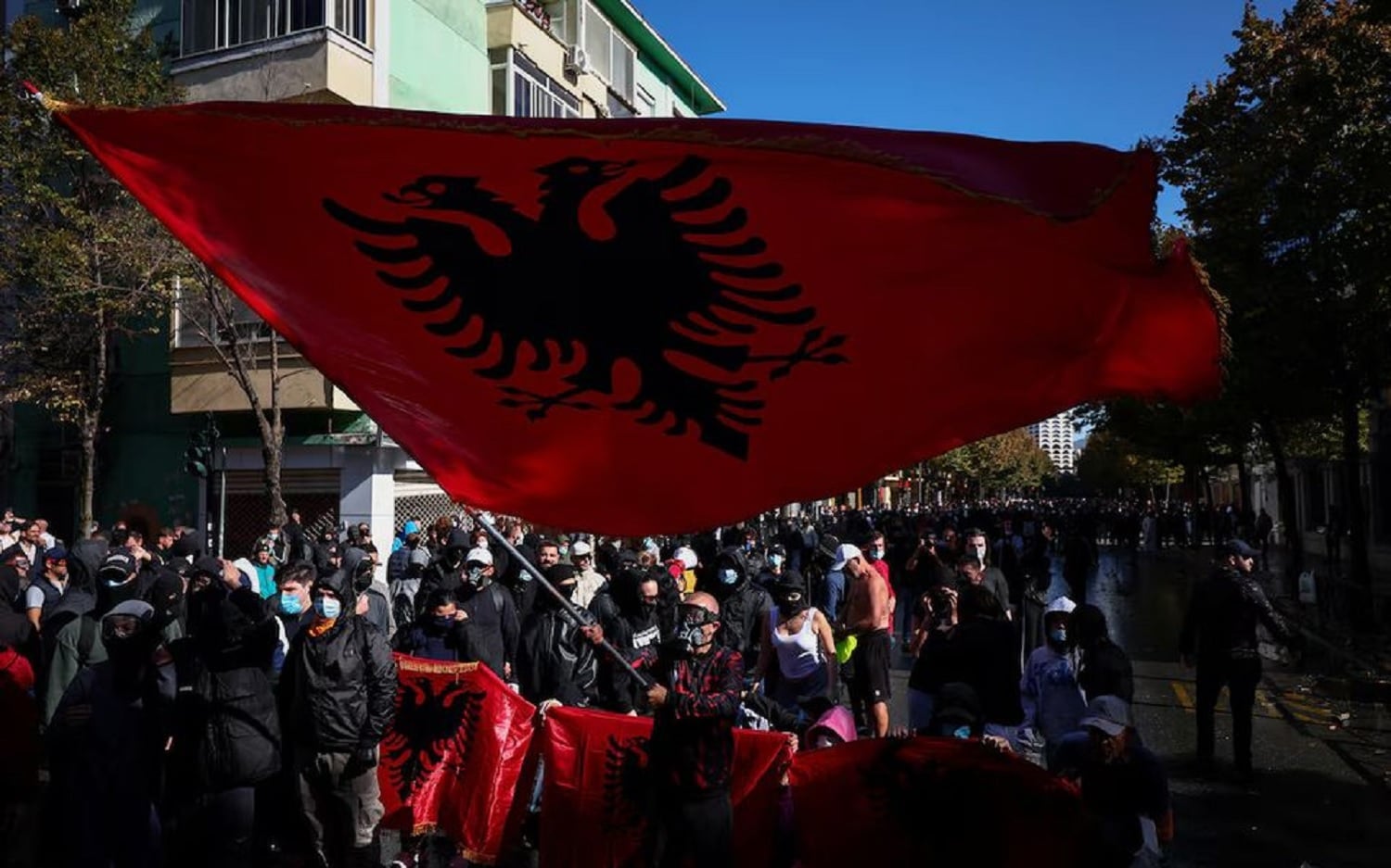 Αλβανία: Ξέσπασαν νέες σφοδρές συγκρούσεις στα Τίρανα – Επιθέσεις σε κυβερνητικά κτήρια 10 ΑΛΒΑΝΙΑ – ΔΙΑΔΗΛΩΣΕΙΣ – ΦΩΤΟΓΡΑΦΙΑ: ASSOCIATED PRESS