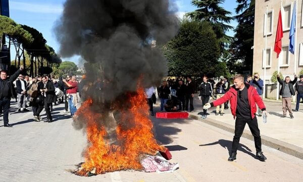 Αλβανία: Ξέσπασαν εκτεταμένα επεισόδια έξω από κυβερνητικά κτήρια στα Τίρανα – Η έκκληση του Έντι Ράμα