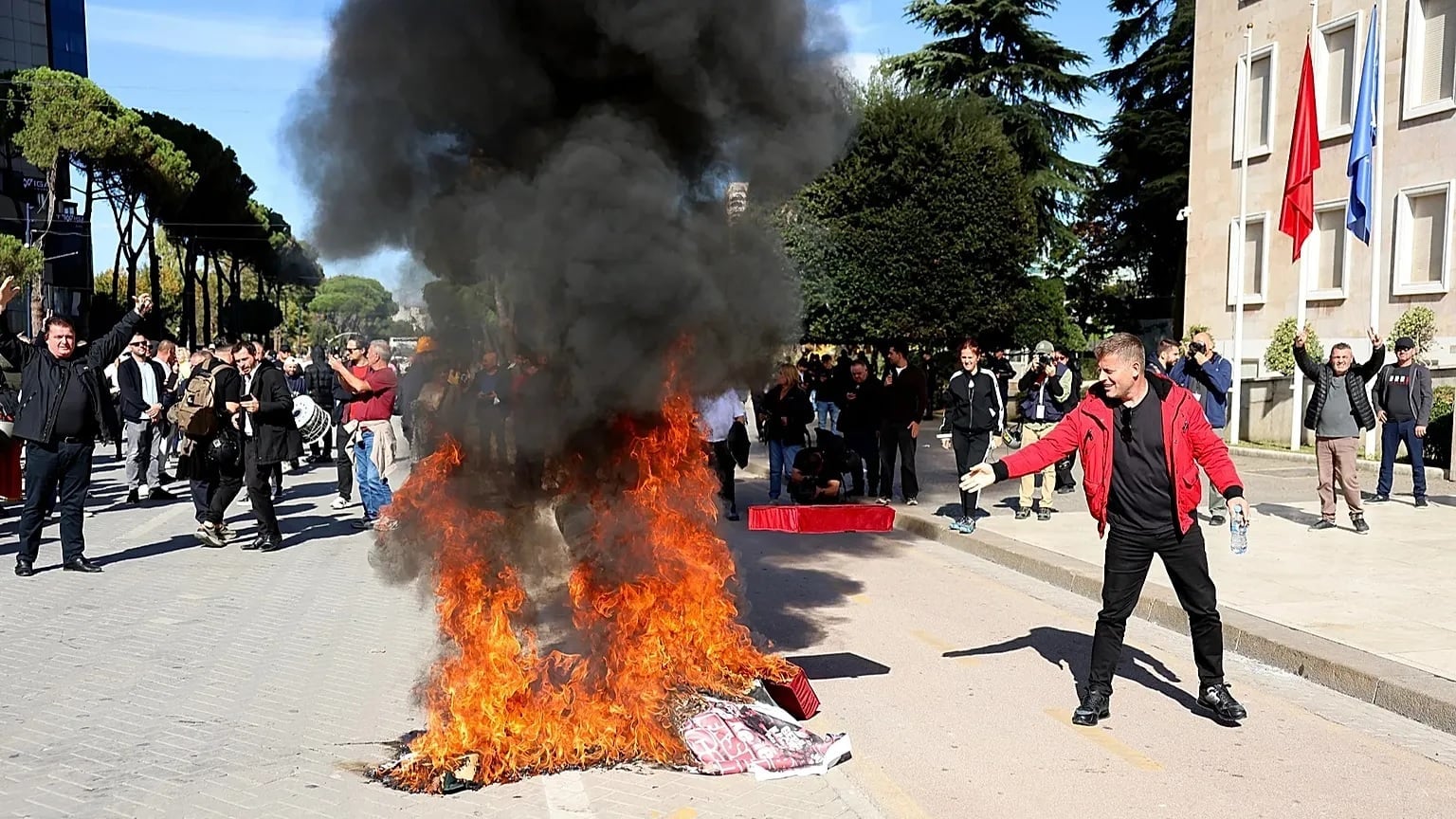 Αλβανία: Ξέσπασαν εκτεταμένα επεισόδια έξω από κυβερνητικά κτήρια στα Τίρανα – Η έκκληση του Έντι Ράμα
