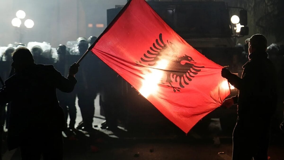 Αλβανία: Συγκρούσεις και συλλήψεις στις διαδηλώσεις κατά της κυβέρνησης στα Τίρανα – Νέο αίτημα για παραίτηση του Ράμα 2 Αλβανία: Συγκρούσεις και συλλήψεις στις διαδηλώσεις κατά της κυβέρνησης στα Τίρανα – Νέο αίτημα για παραίτηση του Ράμα