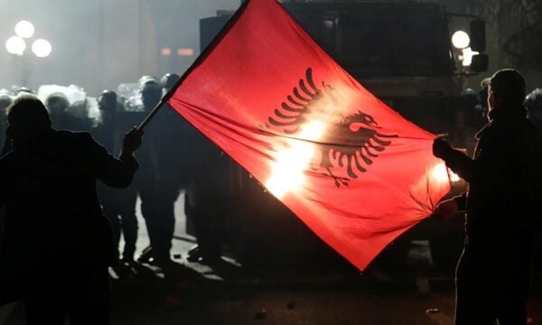 Αλβανία: Συγκρούσεις και συλλήψεις στις διαδηλώσεις κατά της κυβέρνησης στα Τίρανα – Νέο αίτημα για παραίτηση του Ράμα