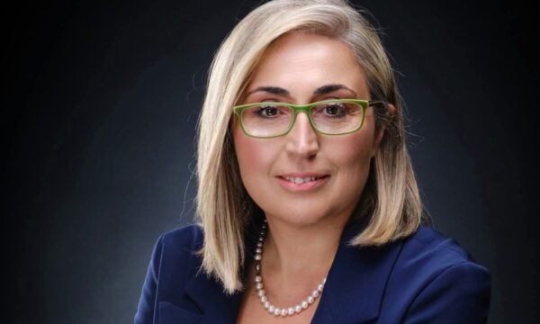 Στέλλα Αραμπατζή: Λέει ότι ελέγχεται για πινακίδα – Προαναγγέλλει μήνυση για διασυρμό της ιατρικής της ιδιότητας