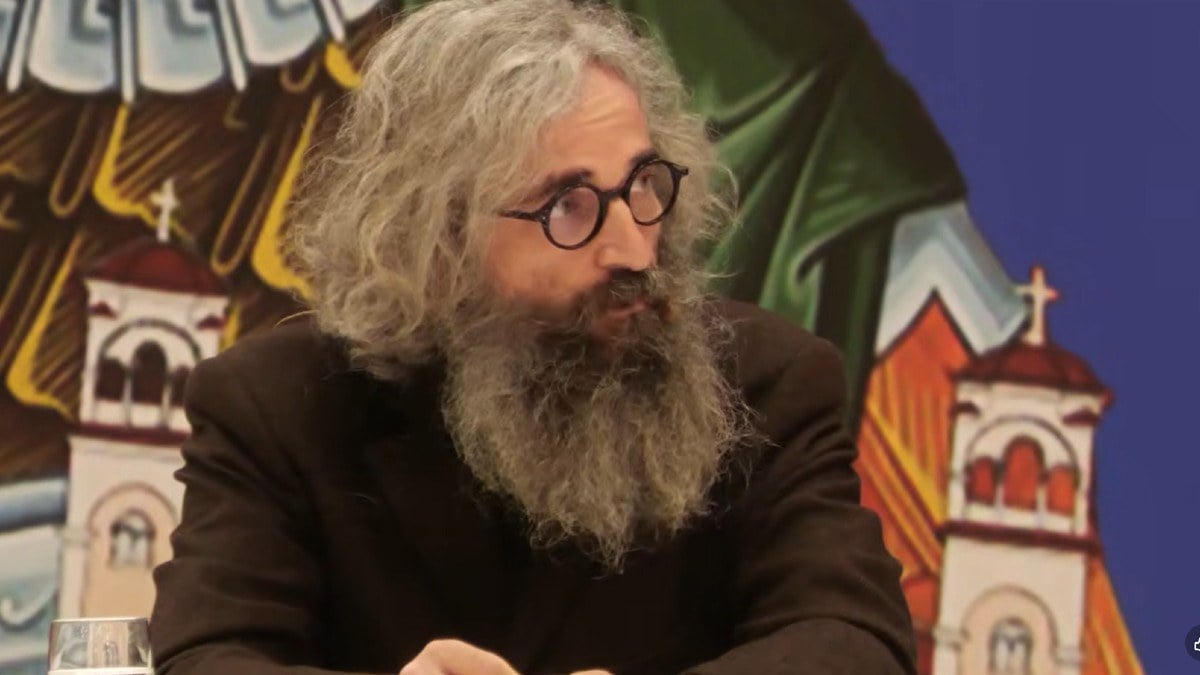 Άρης Σερβετάλης: Εμφανίστηκε με μακριά γκρίζα μαλλιά και μούσια – Τι είπε για την πίστη και τη σύζυγό του 8 Άρης Σερβετάλης