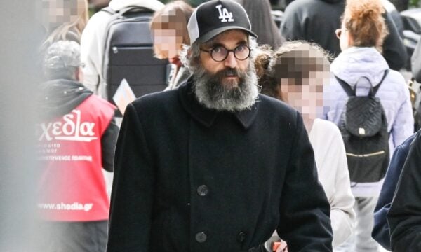 Άρης Σερβετάλης: Εμφανίστηκε με μακριά γκρίζα μαλλιά και μούσια – Τι είπε για την πίστη και τη σύζυγό του