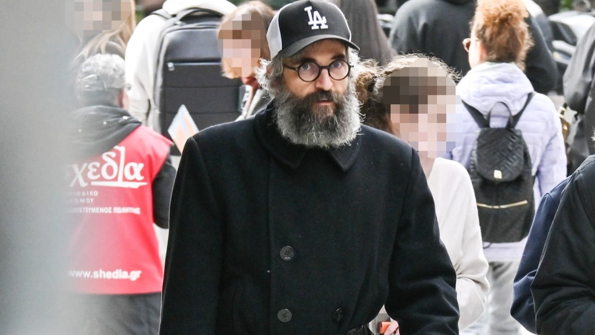 Άρης Σερβετάλης: Εμφανίστηκε με μακριά γκρίζα μαλλιά και μούσια – Τι είπε για την πίστη και τη σύζυγό του