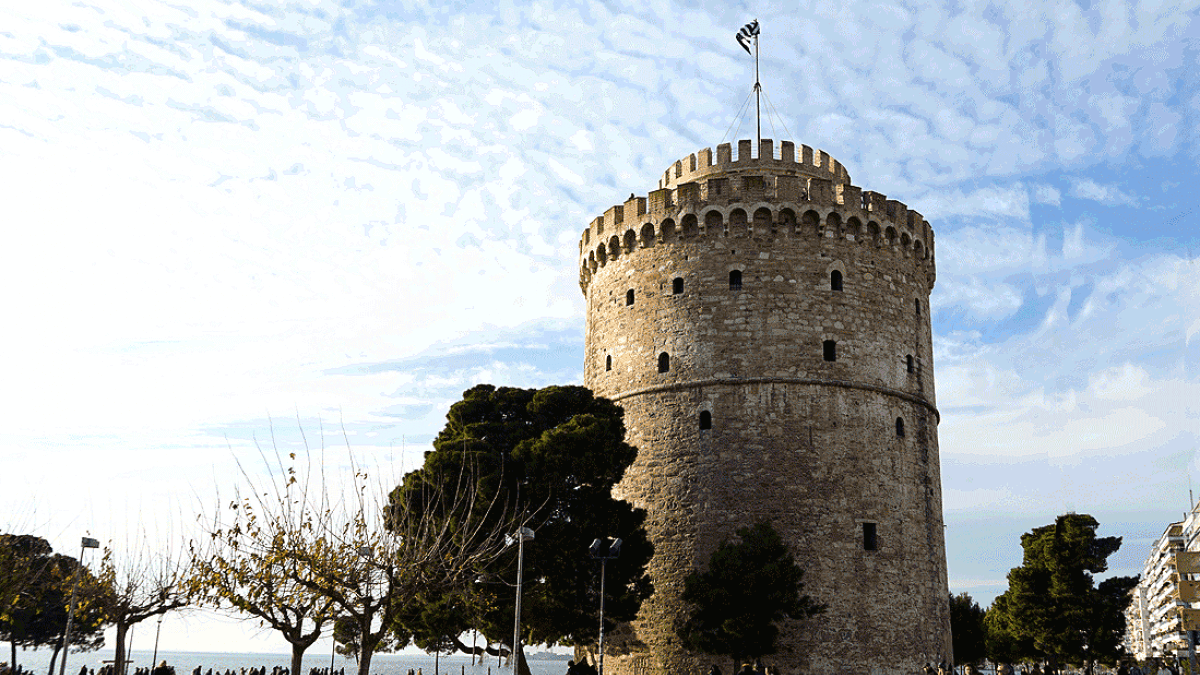 Θεσσαλονίκη: Οι 21 κανονιοβολισμοί εντυπωσίασαν κατά την έπαρση της ελληνικής σημαίας στον Λευκό Πύργο