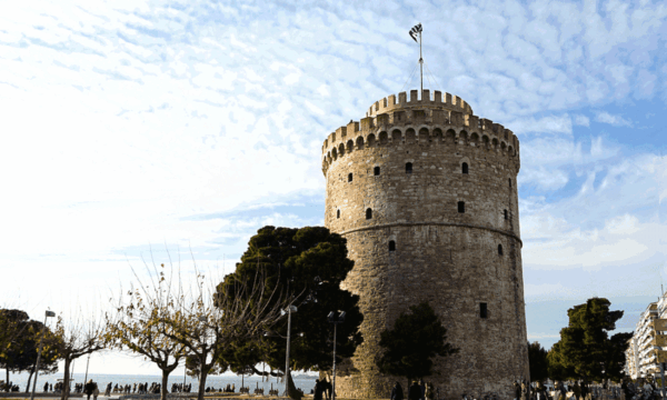 Θεσσαλονίκη: Οι 21 κανονιοβολισμοί εντυπωσίασαν κατά την έπαρση της ελληνικής σημαίας στον Λευκό Πύργο