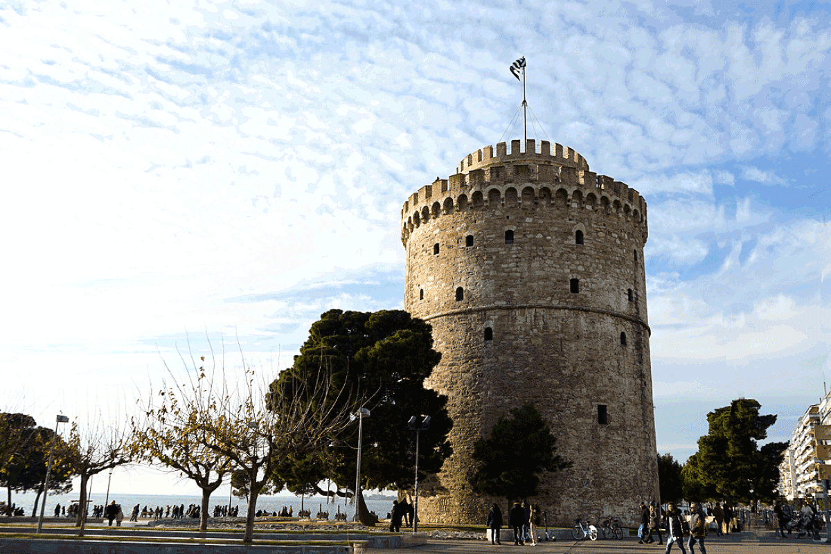 Θεσσαλονίκη: Οι 21 κανονιοβολισμοί εντυπωσίασαν κατά την έπαρση της ελληνικής σημαίας στον Λευκό Πύργο