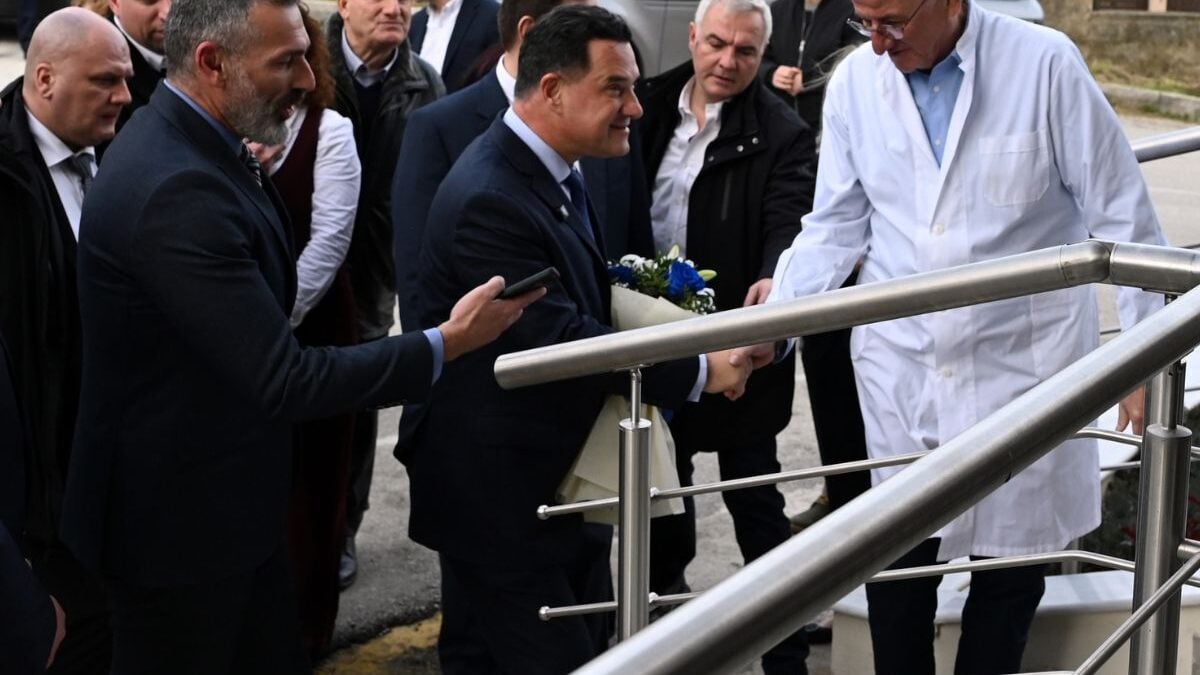 Άδωνις Γεωργιάδης για τη διαμαρτυρία στα Ιωάννινα: «Η επανάσταση στην Ελλάδα γίνεται μόνο εντός ωραρίου» 2 Άδωνις Γεωργιάδης για τη διαμαρτυρία στα Ιωάννινα: «Η επανάσταση στην Ελλάδα γίνεται μόνο εντός ωραρίου»