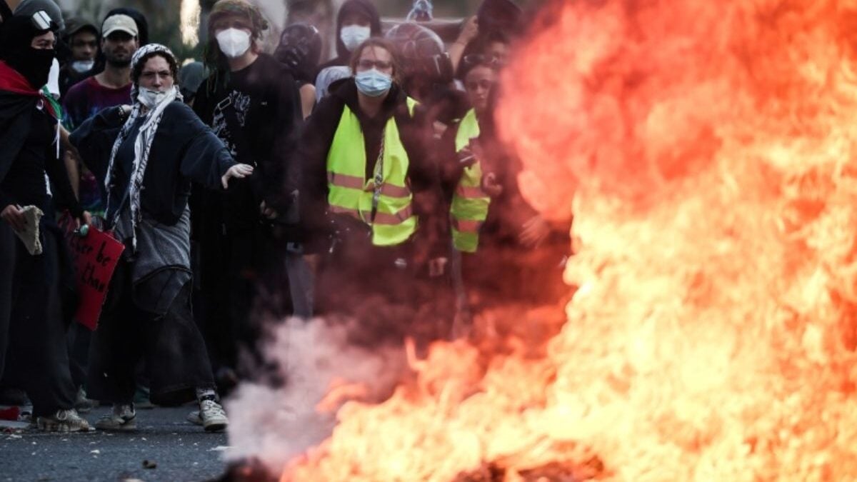 Γαλλία: Σφοδρές συγκρούσεις διαδηλωτών και αστυνομίας στο Παρίσι – Φωτιές, δακρυγόνα και δεκάδες συλλήψεις 1 Γαλλία: Σφοδρές συγκρούσεις διαδηλωτών και αστυνομίας στο Παρίσι – Φωτιές, δακρυγόνα και δεκάδες συλλήψεις