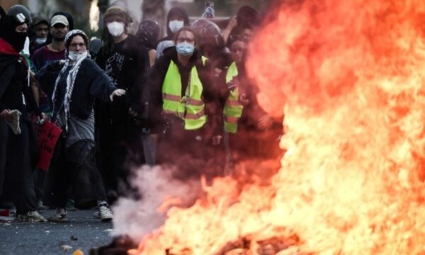 Γαλλία: Σφοδρές συγκρούσεις διαδηλωτών και αστυνομίας στο Παρίσι – Φωτιές, δακρυγόνα και δεκάδες συλλήψεις