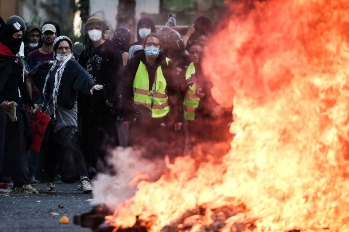 Γαλλία: Σφοδρές συγκρούσεις διαδηλωτών και αστυνομίας στο Παρίσι – Φωτιές, δακρυγόνα και δεκάδες συλλήψεις