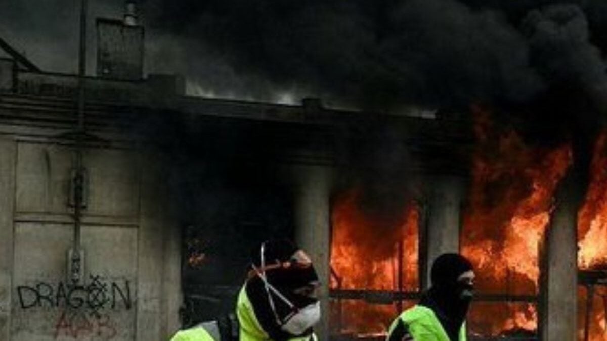 Γαλλία: Τουλάχιστον 500 τραυματίες και πάνω από 1.800 συλλήψεις στις χθεσινές διαδηλώσεις – Ανυπολόγιστες ζημιές σε πολλές περιοχές 2 Γαλλία: Τουλάχιστον 500 τραυματίες και πάνω από 1.800 συλλήψεις στις χθεσινές διαδηλώσεις – Ανυπολόγιστες ζημιές σε πολλές περιοχές