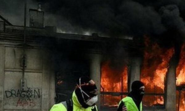 Γαλλία: Τουλάχιστον 500 τραυματίες και πάνω από 1.800 συλλήψεις στις χθεσινές διαδηλώσεις – Ανυπολόγιστες ζημιές σε πολλές περιοχές
