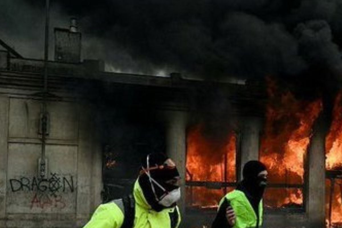 Γαλλία: Τουλάχιστον 500 τραυματίες και πάνω από 1.800 συλλήψεις στις χθεσινές διαδηλώσεις – Ανυπολόγιστες ζημιές σε πολλές περιοχές