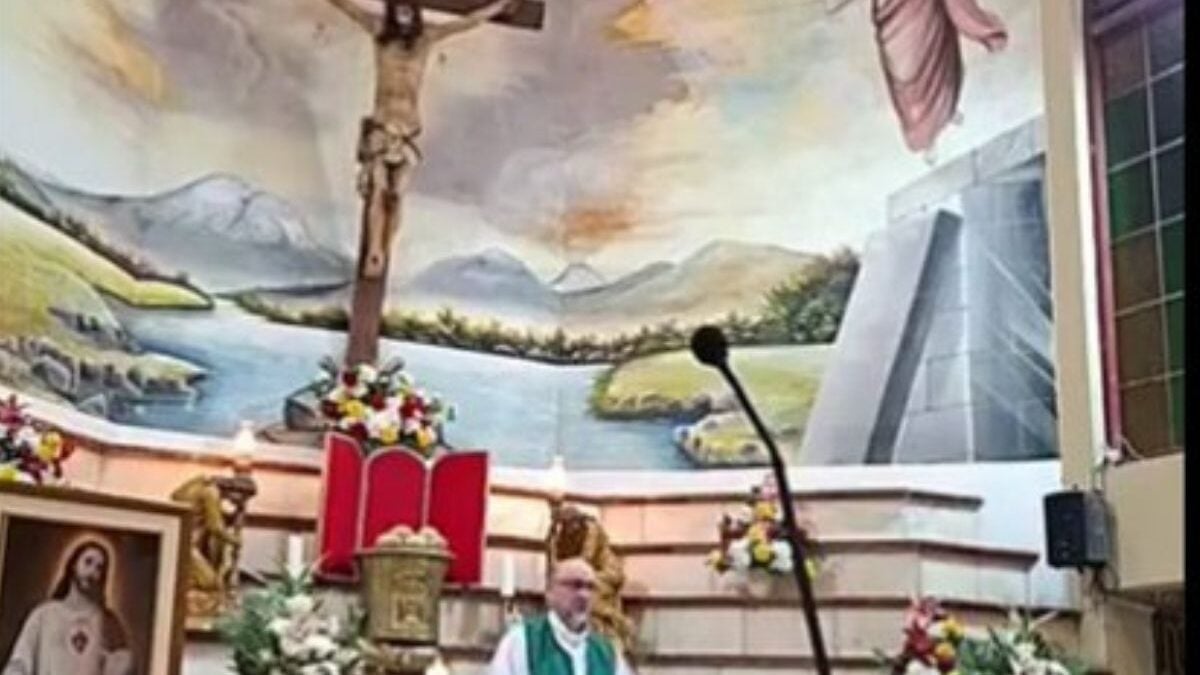 Ισημερινός: Ιερέας σκοτώθηκε την ώρα της λειτουργίας – Τον καταπλάκωσε μεγάλος ξύλινος σταυρός 1 Ισημερινός: Ιερέας σκοτώθηκε την ώρα της λειτουργίας – Τον καταπλάκωσε μεγάλος ξύλινος σταυρός
