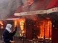 Γαλλία: Νέα επεισόδια με δακρυγόνα και αντλίες νερού στην πλατεία Δημοκρατίας – «Στάχτη» μεγάλο μέρος του ιστορικού δημαρχείου της Λιμόζ