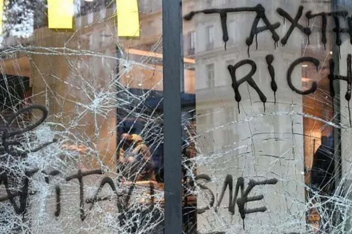 Γαλλία: Νέα επεισόδια με δακρυγόνα και αντλίες νερού στην πλατεία Δημοκρατίας – «Στάχτη» μεγάλο μέρος του ιστορικού δημαρχείου της Λιμόζ