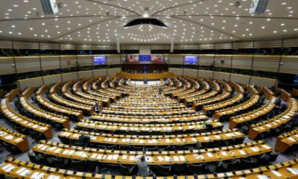 Politico: Το ECR επιδιώκει να αποκλείσει την Ευρωπαϊκή Αριστερά από τις Βρυξέλλες και τα κοινοτικά κονδύλια – Αφορμή οι ταραχές στη Γαλλία