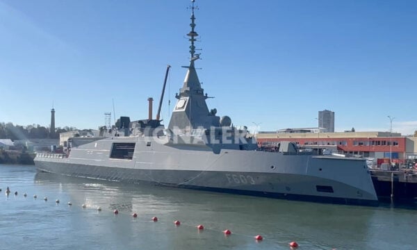 FDI: Αποκλειστικά πλάνα δείχνουν τη φρεγάτα «ΦΟΡΜΙΩΝ» δίπλα στον «ΝΕΑΡΧΟ» στα ναυπηγεία της Λοριάν