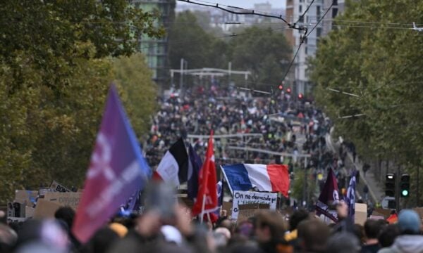 Γαλλία: Έγιναν 135 προσαγωγές στις νέες διαδηλώσεις – Επεισόδια με χρήση χημικών και ρίψεις μολότοφ στη Λυών