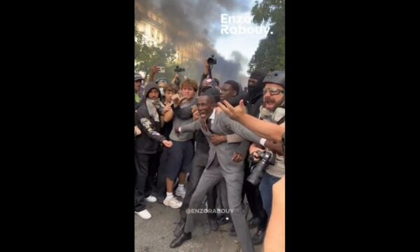 Γαλλία: Ο δήμαρχος του Σεν-Ντενί μπήκε μπροστά στους μαθητές – «Σταματήστε, κάντε πίσω, σταματήστε!» φώναξε στους αστυνομικούς – ΒΙΝΤΕΟ