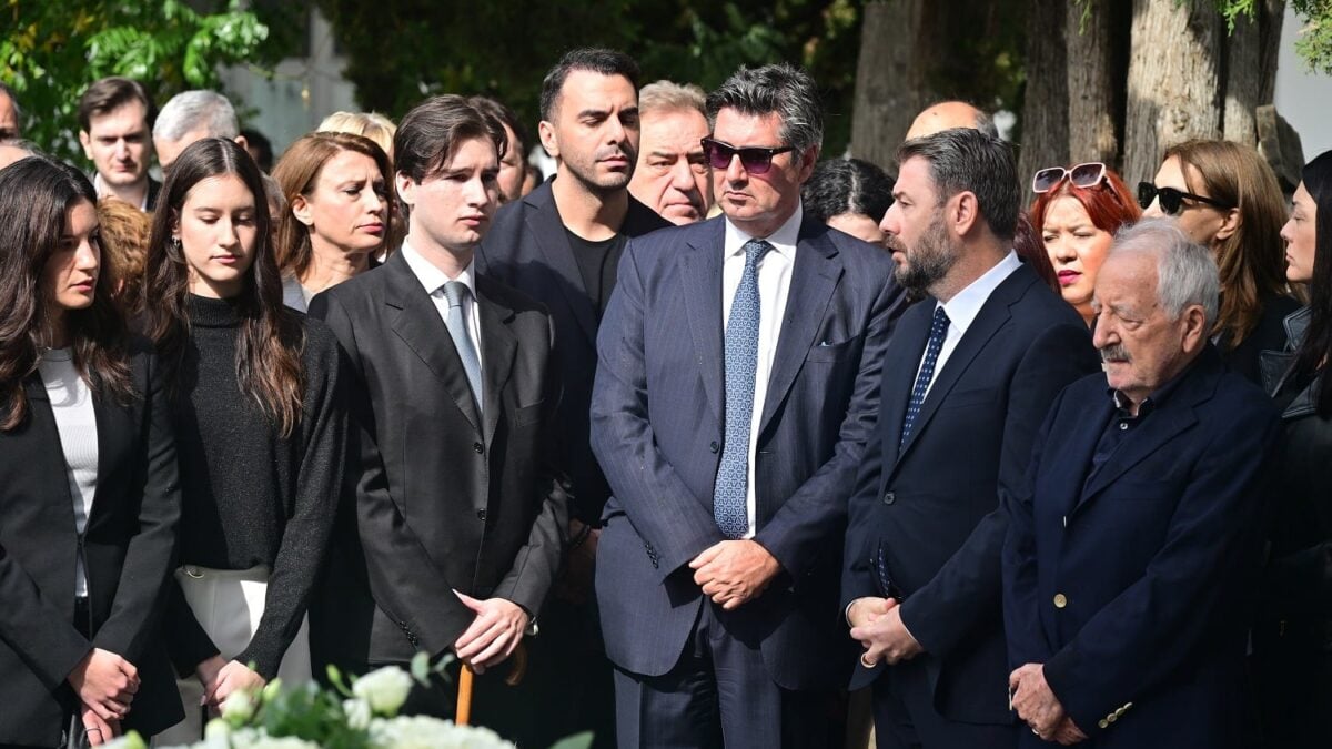 Φώφη Γεννημάτα: Έγινε σε κλίμα συγκίνησης το μνημόσυνο για τα 5 χρόνια από τον θάνατό της – Δείτε φωτογραφίες 6 Φώφη Γεννημάτα: Έγινε σε κλίμα συγκίνησης το μνημόσυνο για τα 5 χρόνια από τον θάνατό της – Δείτε φωτογραφίες