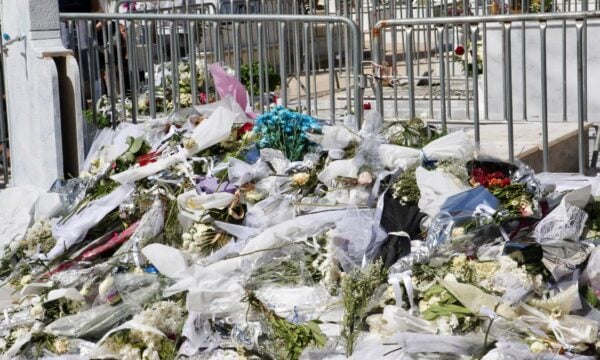 Γιώργος Μαζωνάκης: Πέταξαν τα λουλούδια και τα δώρα από τον τάφο του – Το βίντεο που κυκλοφορεί στο TikTok