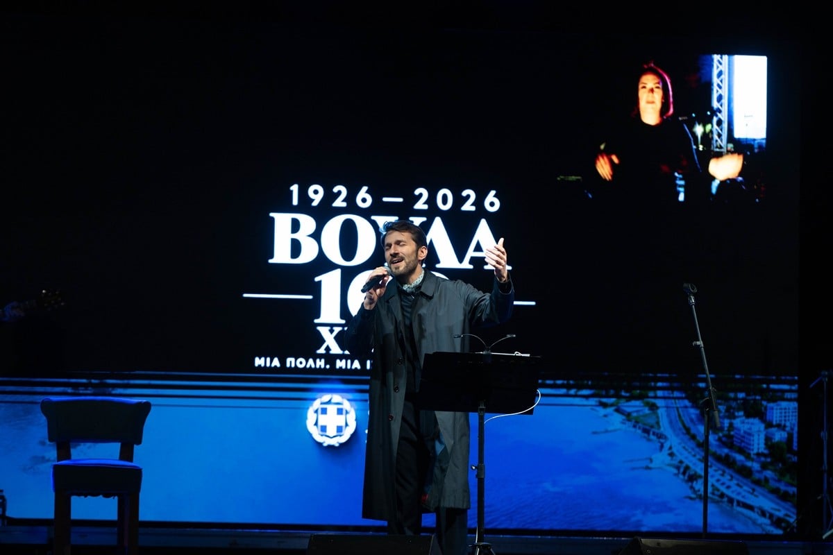 Βούλα 1926–2026: Η πόλη γιόρτασε έναν αιώνα ιστορίας με μια μεγάλη επετειακή βραδιά – Δείτε φωτογραφίες 19 6. O Θοδωρής Βουτσικάκης συγκίνησε ερμηνεύοντας τραγούδια μεγάλων δημιουργών