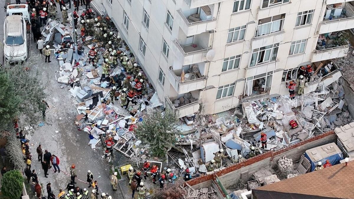 Κωνσταντινούπολη: Κατέρρευσαν όροφοι κτιρίου στο Μάλτεπε – Τραυματίες και εγκλωβισμένοι, συνεχίζεται η διάσωση 1 Κωνσταντινούπολη: Κατέρρευσαν όροφοι κτιρίου στο Μάλτεπε – Τραυματίες και εγκλωβισμένοι, συνεχίζεται η διάσωση