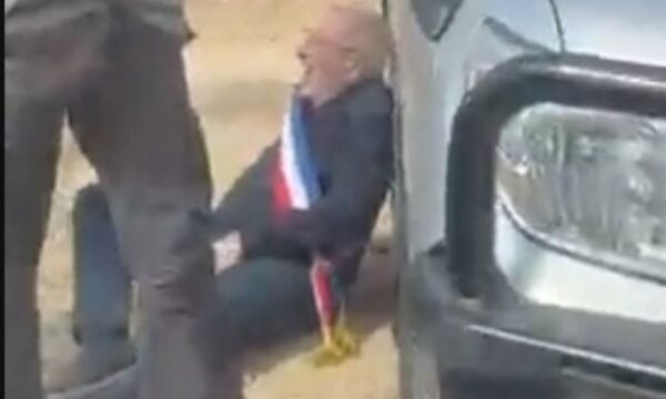 Δυτική Όχθη: Ισραηλινοί έποικοι επιτέθηκαν σε Ευρωπαίους διπλωμάτες – Ξυλοκόπησαν Γάλλο δήμαρχο